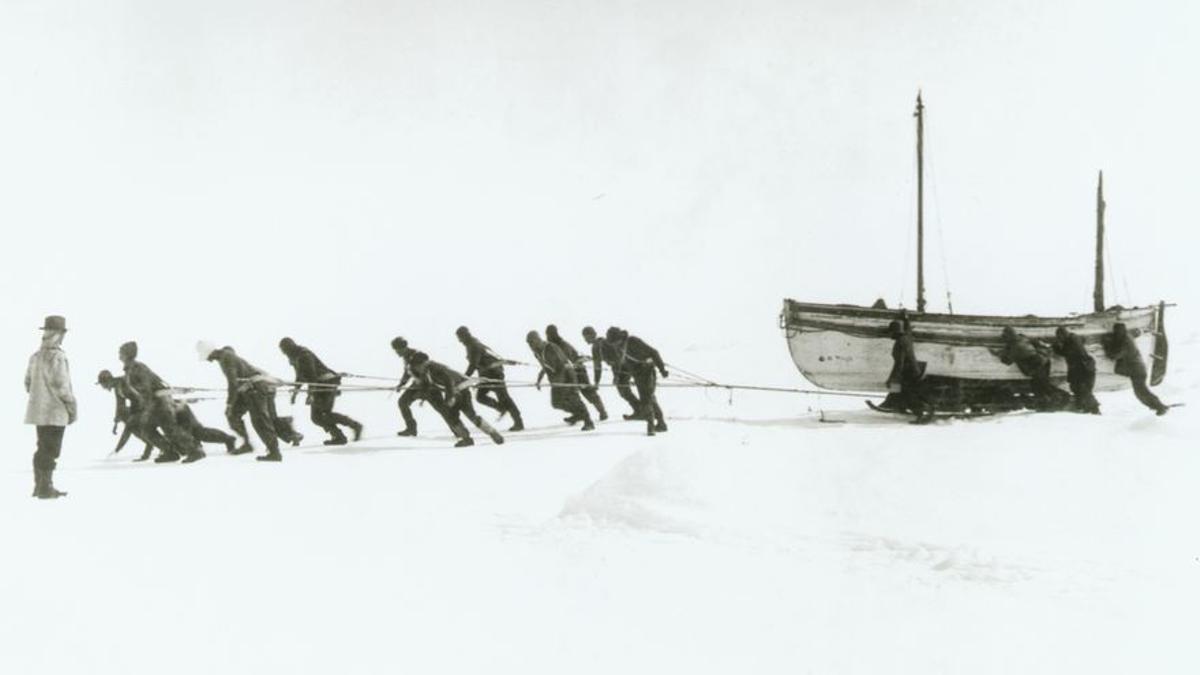 La tripulación del Endurance transporta las barcas salvavidas a través del hielo.