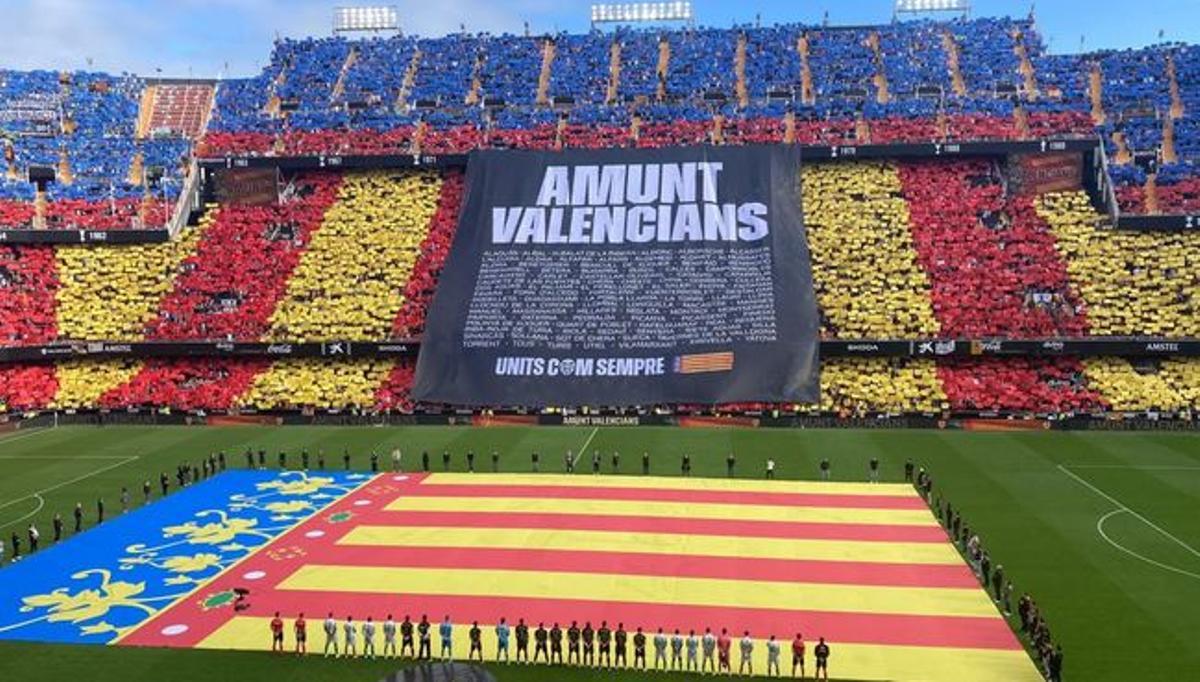 'Amunt valencians: units como sempre', el mensaje que quedó junto a la Senyera de aquel Valencia - Betis