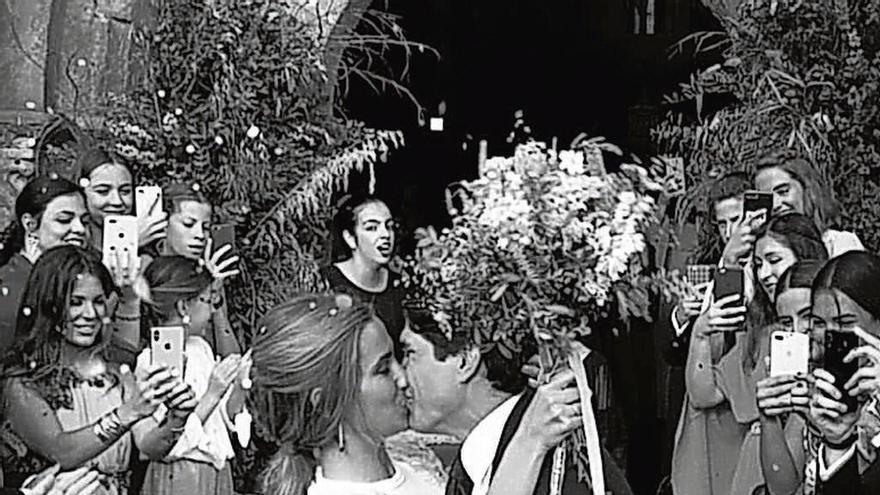 María Pombo y Pablo Castellano se besan en su boda.