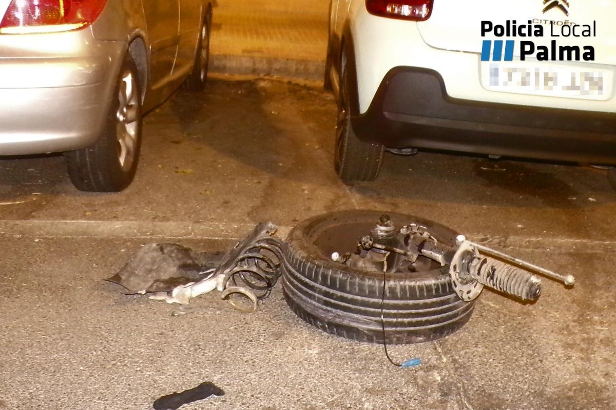 Rueda de uno de los coches siniestrado en la colisión múltiple.
