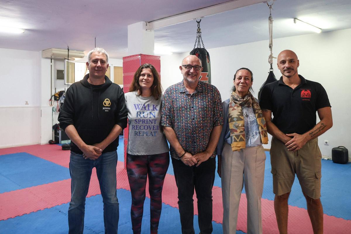 Organizadores del programa: Joan Roig, Magí Tomás Ferrer, Hebe Anovelli, Mirko Laffi y la voluntaria Marian Seguí en el centro Budoka
