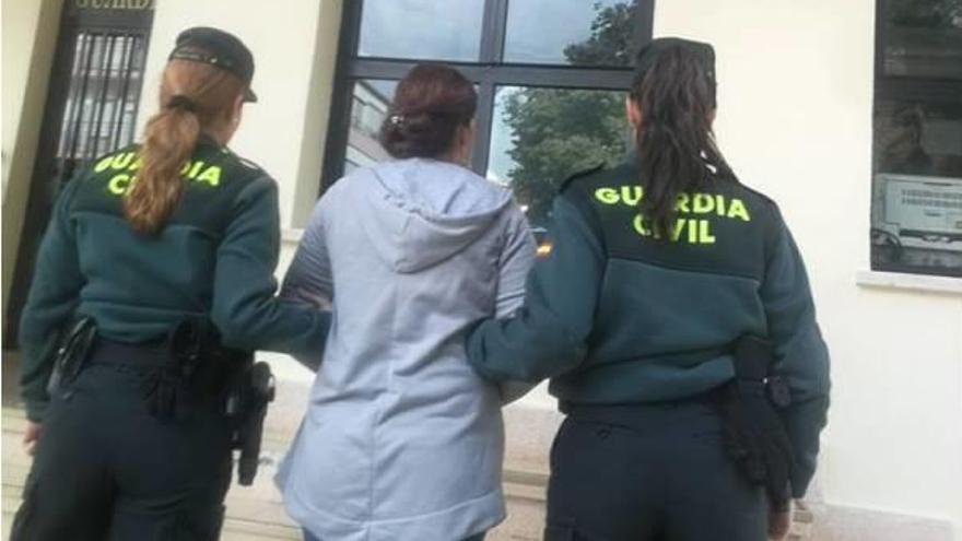 La Guardia Civil con la joven detenida.