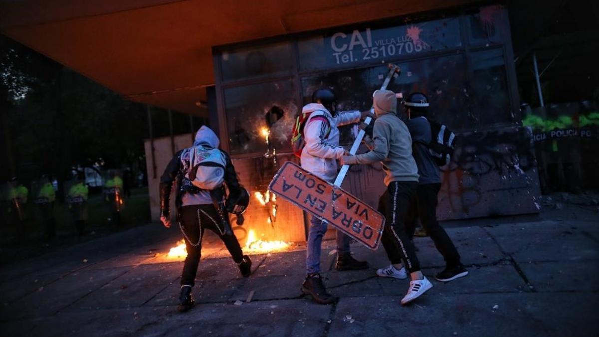 Manifestantes bogotanos atacan una comisaría de policía.