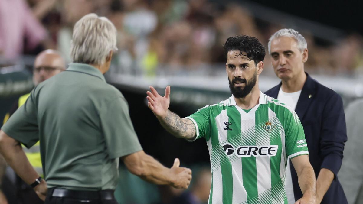 Manuel Pellegrini e Isco Alarcón se saludan tras el cambio del malagueño por Lo Celso durante el Betis-Levante