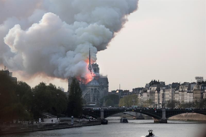 Un incendi crema Notre Dame de París