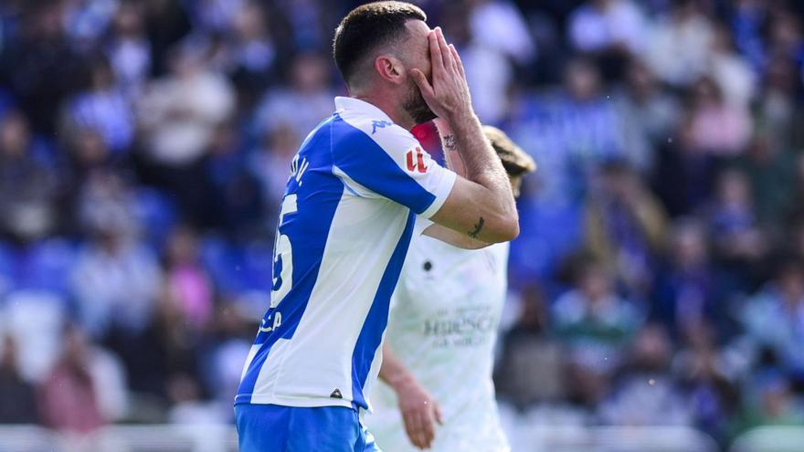Pablo Vázquez lamenta una ocasión fallada ante el Huesca esta temporada. | Casteleiro/Roller Agencia
