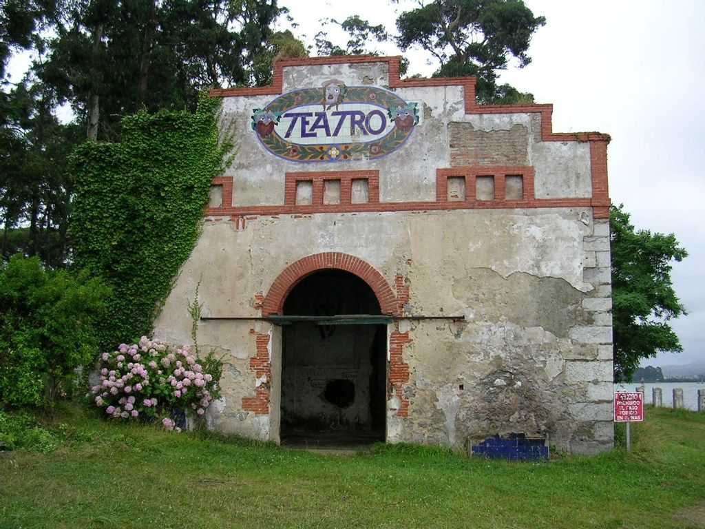 Algunos de los edificios abandonados son tan curiosos como este antiguo teatro