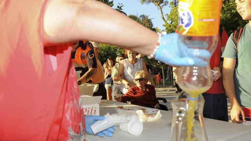 La verbena se amenizó con pastas, refrescos, agua, limonada y tinto de verano.