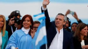 Alberto Fernández, junto a su compañera de candidatura, la expresidenta Cristina Fernández, durante la campaña a las presidenciales en octubre de 2019. 