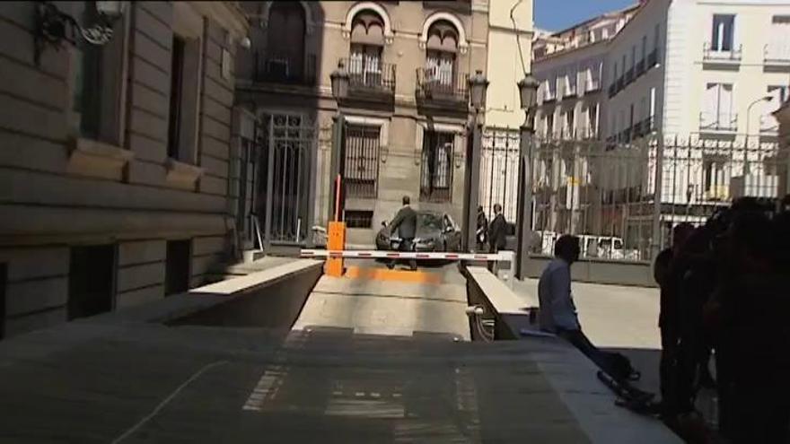Sánchez evita a la prensa entrando al Congreso por el parking