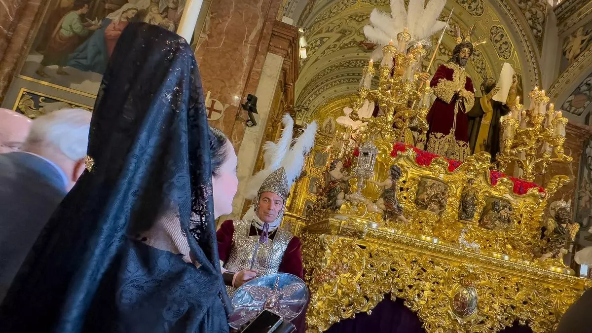 Ovación a la reina Sofía en una Madrugá de Sevilla en la que no le quedó ni una por ver