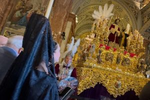 Miles de personas disfrutan de las procesiones de La Madrugá en las calles de Sevilla