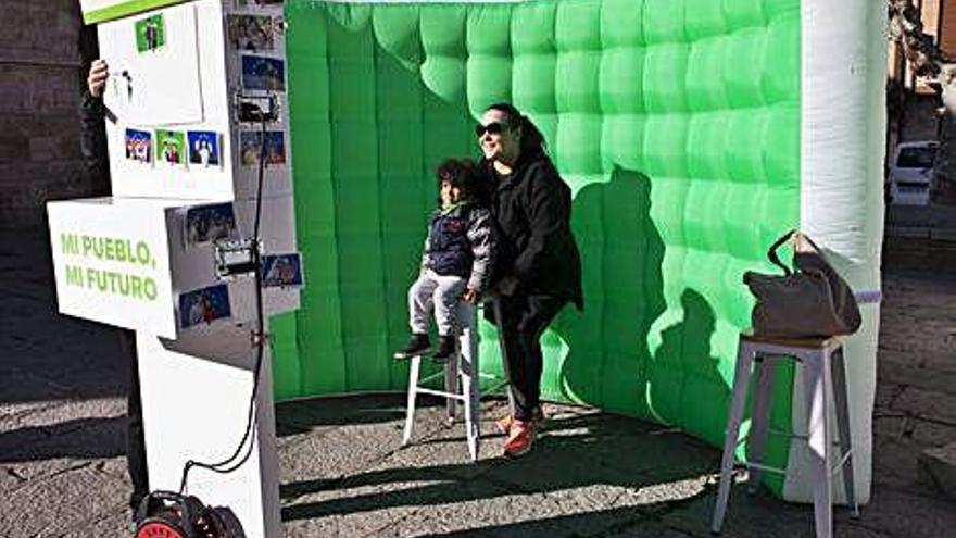 Un photocall para que las familias se fotografiaran con la bandera de la UE.