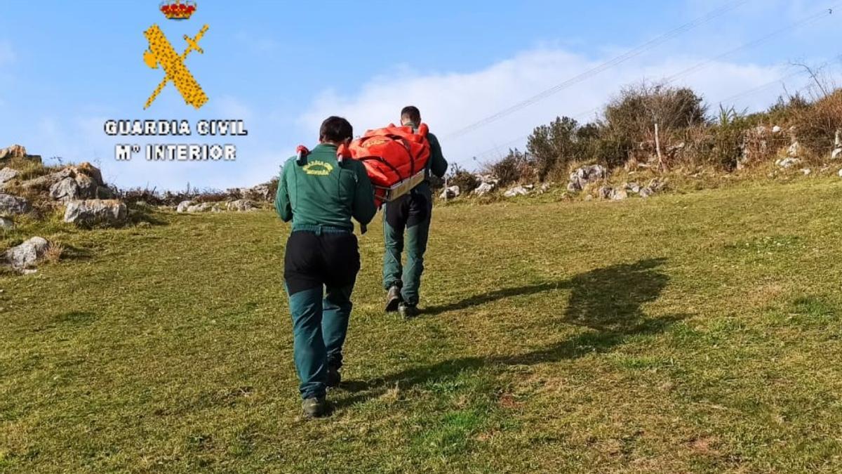 Los agentes del Greim portean el cadáver del infortunado.