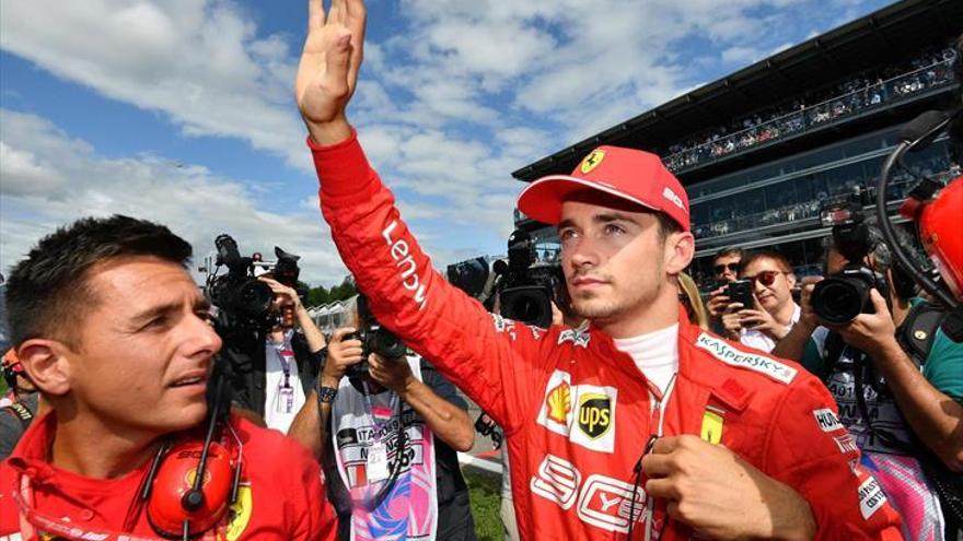 Charles Leclerc imita a Fernando Alonso y gana en la casa de Ferrari