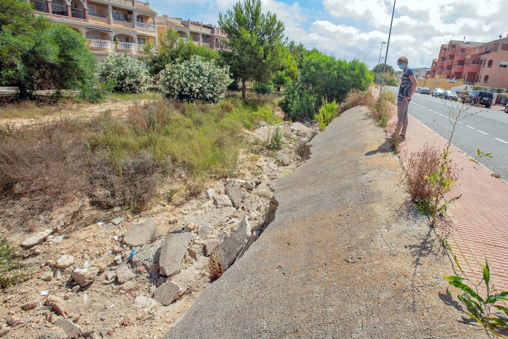 Residentes y turistas denuncian el abandono de las urbanizaciones del litoral con calles llenas de podas y escombros, maleza sin control y viales con socavones. Critican la inseguridad por la falta de