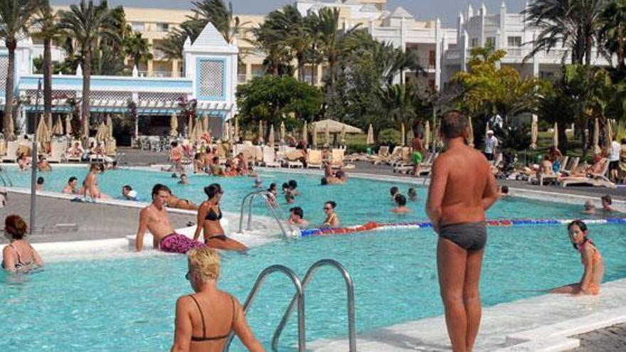 Turistas en un complejo hotelero del sur de Gran Canaria. | yaiza socorro