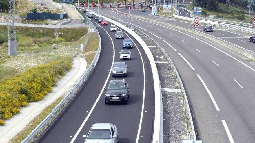 Coches que participaron en la protesta contra el peaje de Pastoriza en 2016.