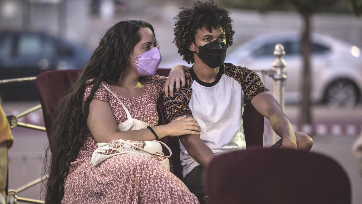 Jóvenes en un concierto de Planneo al Fresco 