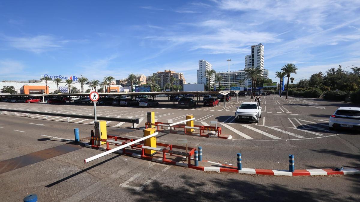 Aparcamiento del centro comercial de Carrefour de Campanar, junto al Jardín del Turia y el Bioparc,donde se podrán construir
