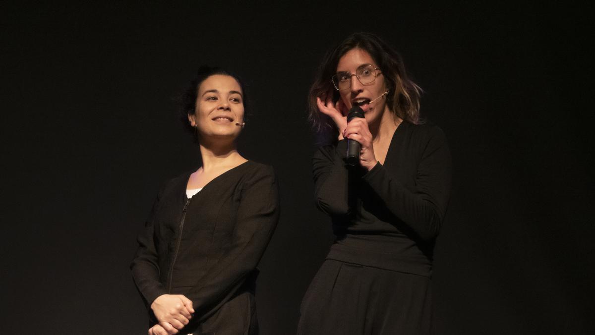 La pianista Cristina Martínez (derecha) hace también de acompañante interpretativa.