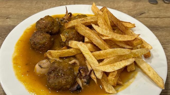 Albóndigas con chipirones, sepia y patatas fritas caseras del Olimpiada 92.