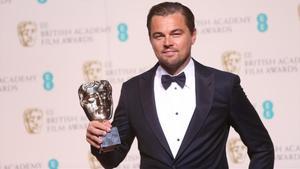 Leonardo Di Caprio con un Bafta en el 2016.