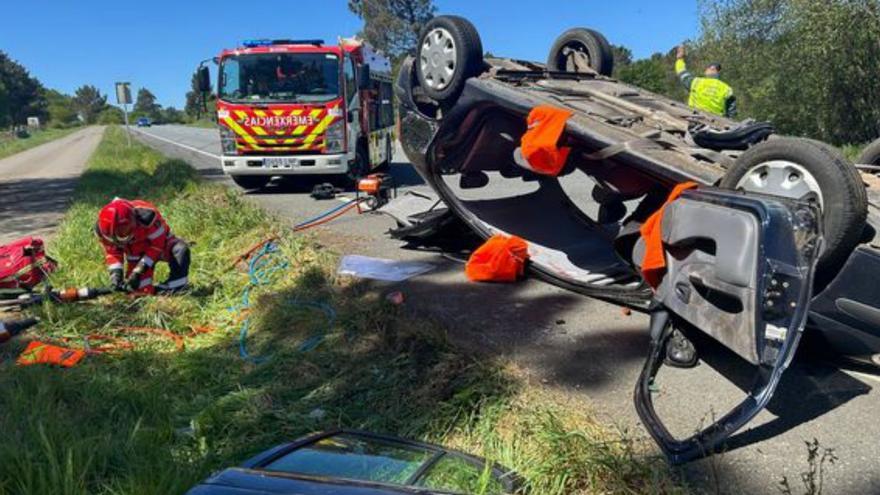 Trasladado al CHUS tras volcar su turismo en la PO-533