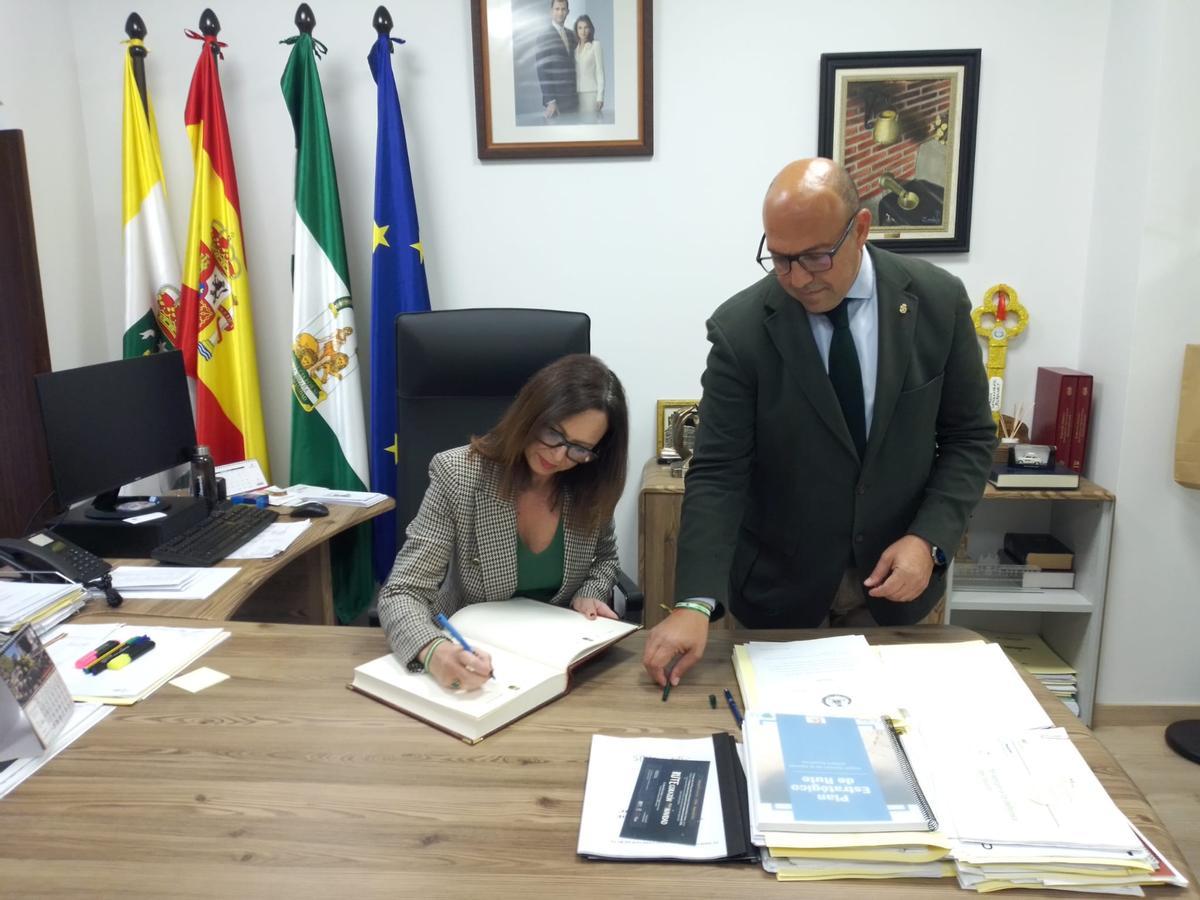 La consejera de Fomento, Rocío Diaz, junto al alcalde de Rute, David Ruiz.