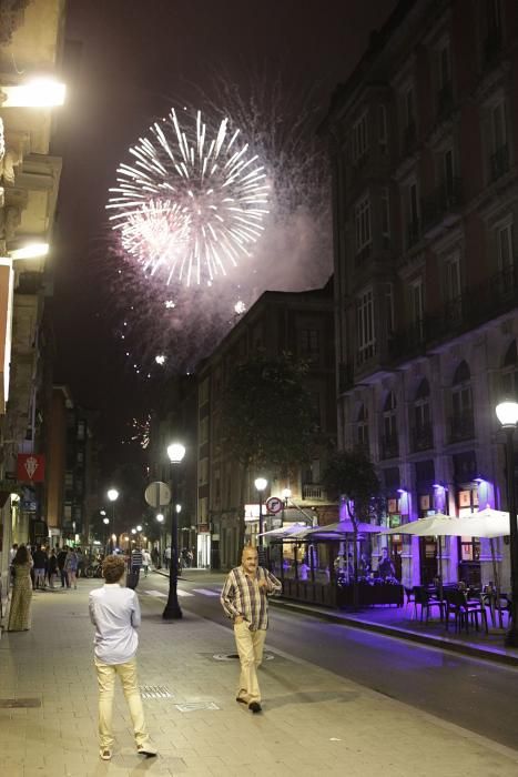 Espectáculo pirotécnico en las fiestas de Begoña, en Gijón.