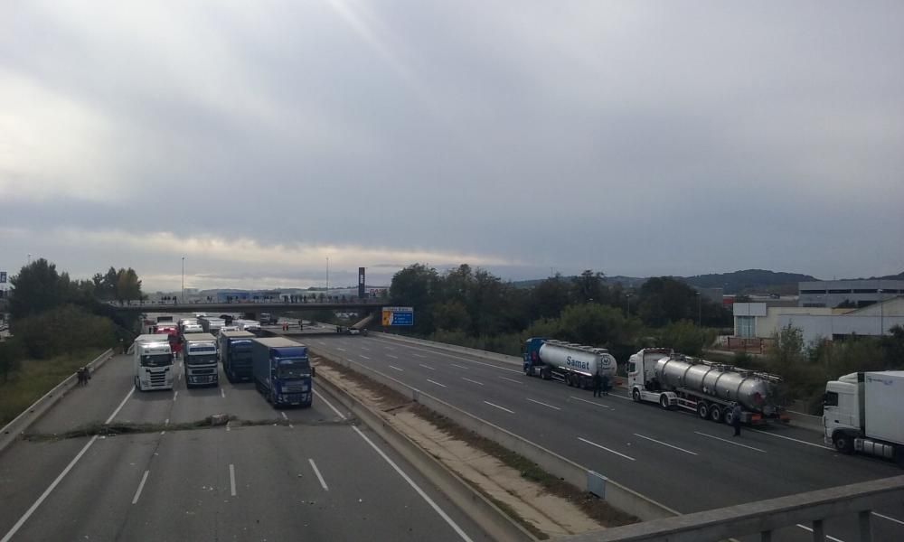 Neteja de l'AP-7 després del tall dels manifestants