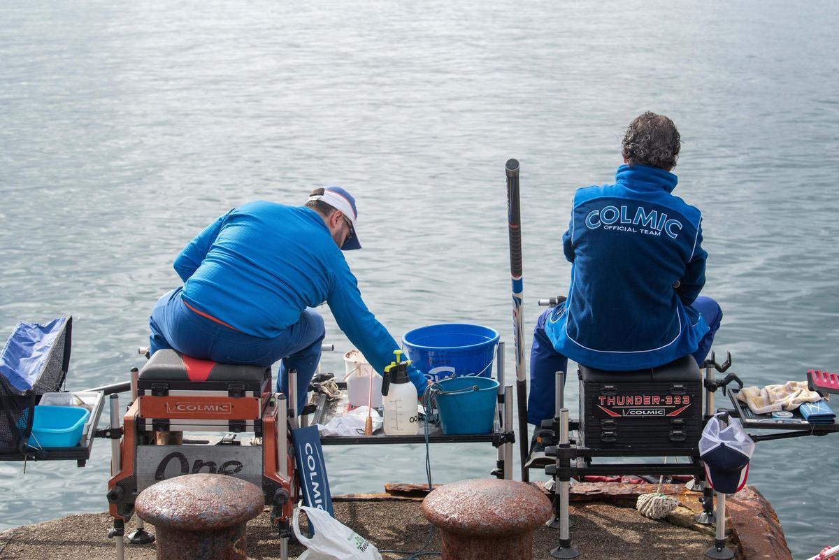 Competición de pesca en el dique de abrigo