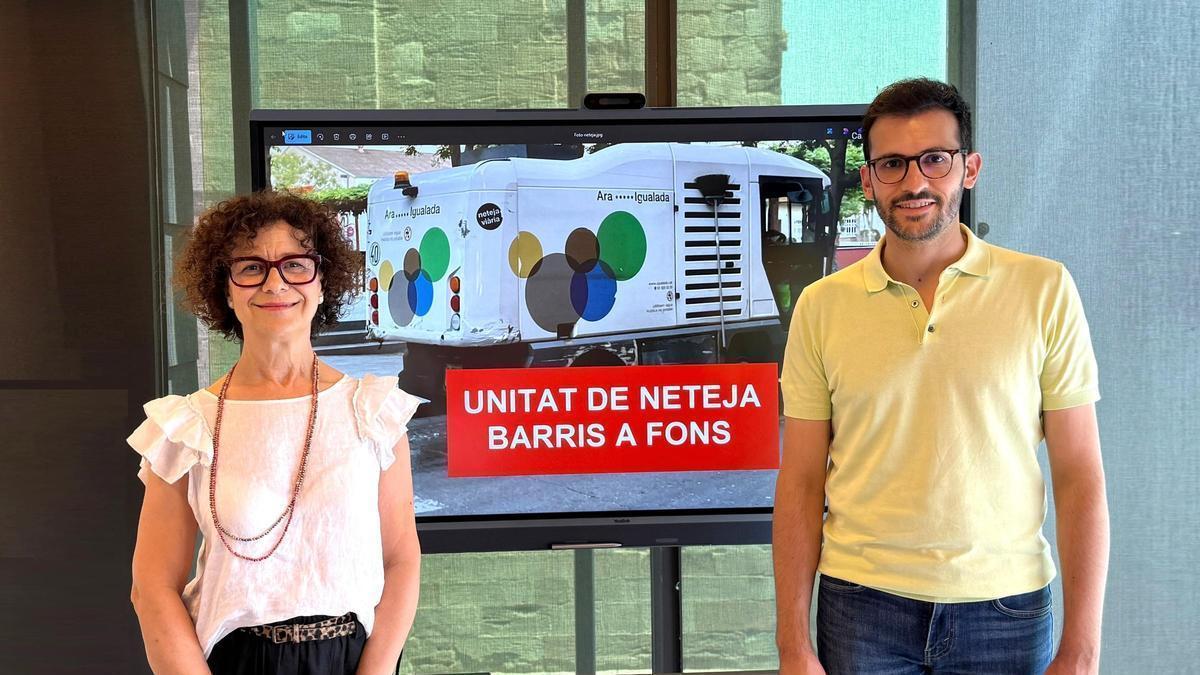 Montse Montaña i Jordi Cuadras, regidors socialistes, en la presentació de la millora en el sistema de neteja d'Igualada