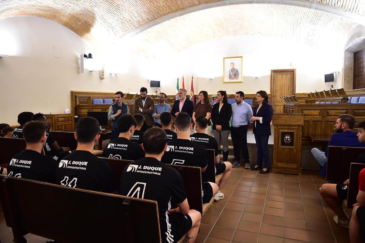 Fotogalería | Así ha sido el recibimiento en el Ayuntamiento de Plasencia de la UPP para celebrar su ascenso