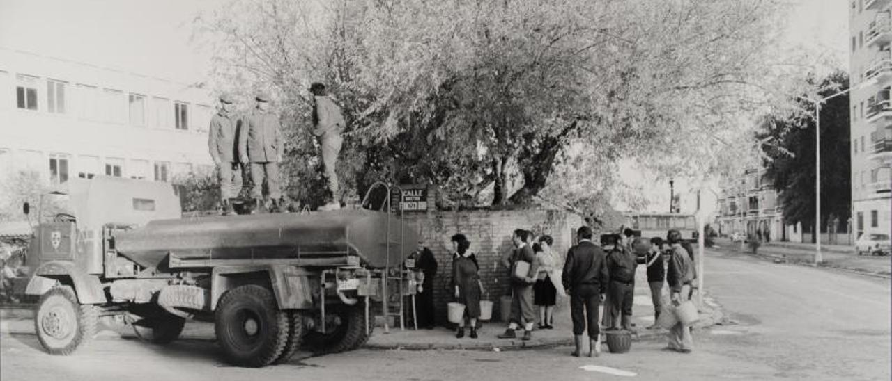 Una cuba militar distribuye agua
junto al IES José Mª Parra. |   SALVADOR MAÑÓ/JOAN ANDREU GASCÓ