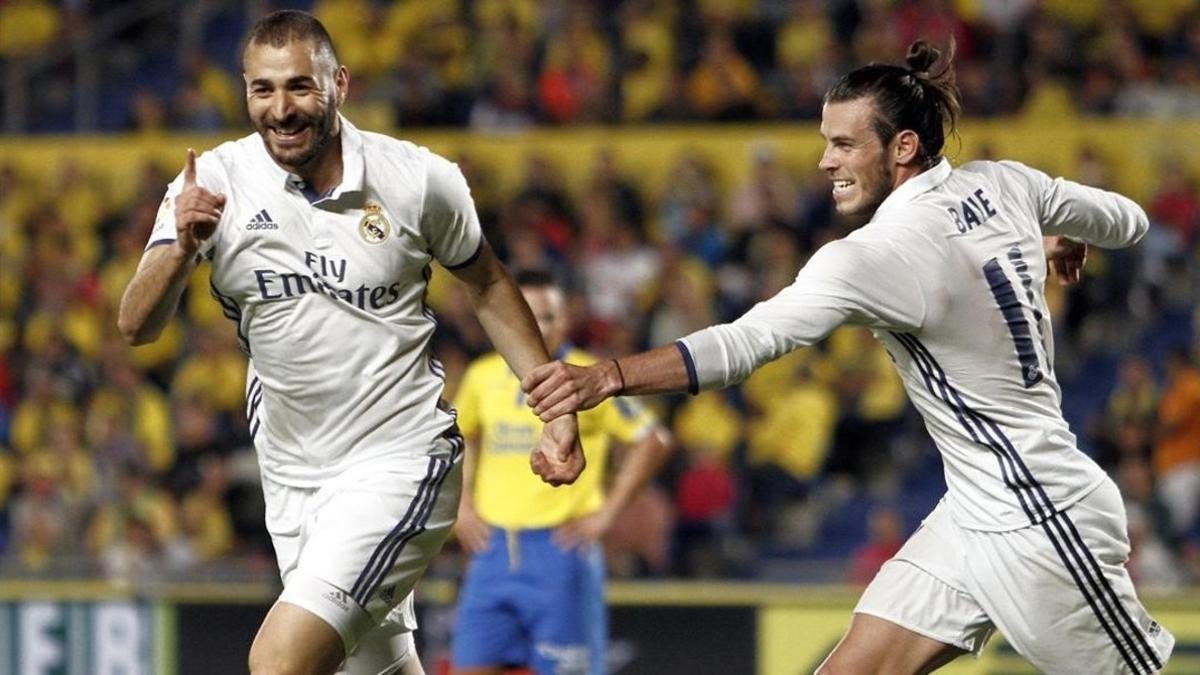 Benzema celebrando un gol con Bale