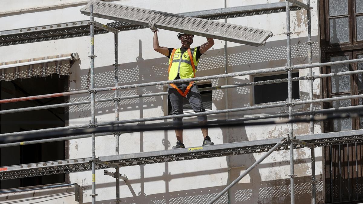 Un trabajador de la construcción durante su jornada laboral en una imagen de archivo.