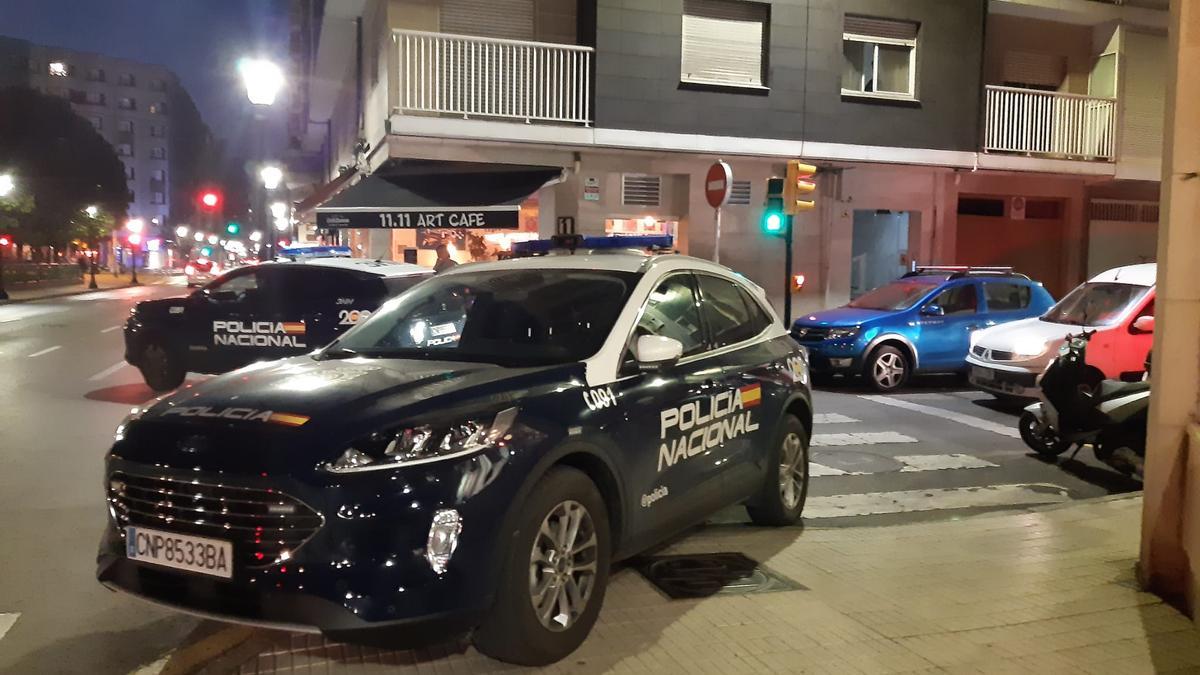 Agentes de la Policía Nacional, ayer por la noche, en la esquina entre la calle Pintor Orlando Pelayo y la avenida de la Costa.