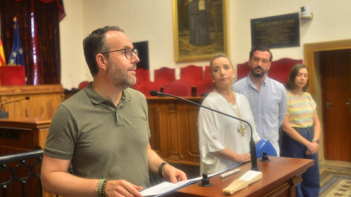 Héctor Díez durante la lectura del manifiesto por el dia del Orgullo LGTBI en Elche