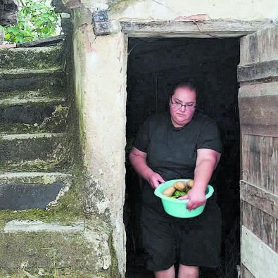 Una mujer de etnia gitana, con alimentos.