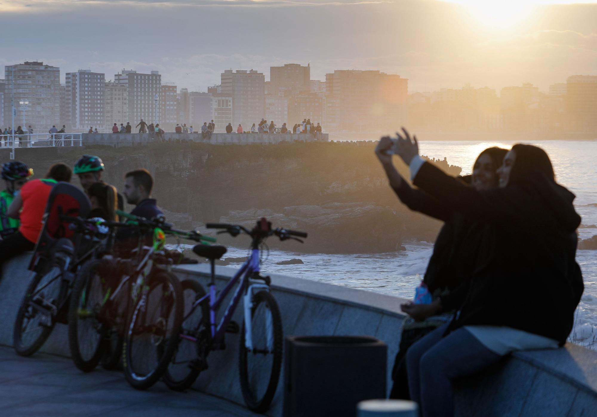 Buen tiempo y mucha gente en Gijón