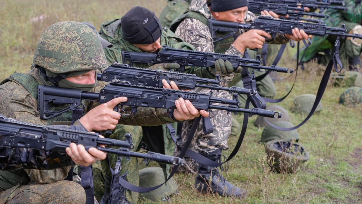 Reservistas rusos recién movilizados participan en un entrenamiento en un campo de tiro en la región de Donetsk