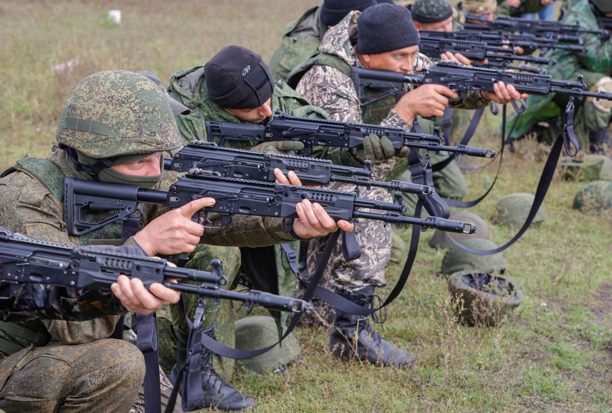 Reservistas rusos recién movilizados participan en un entrenamiento en un campo de tiro en la región de Donetsk