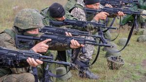 Reservistas rusos recién movilizados participan en un entrenamiento en un campo de tiro en la región de Donetsk