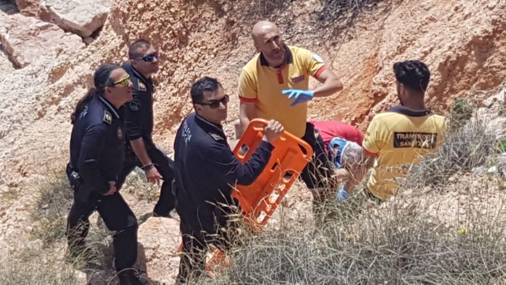 Bomberos, policía local y Guardia Civil han rescatado a un británico que se ha precipitado desde varios metros de altura cuando accedía a la cala