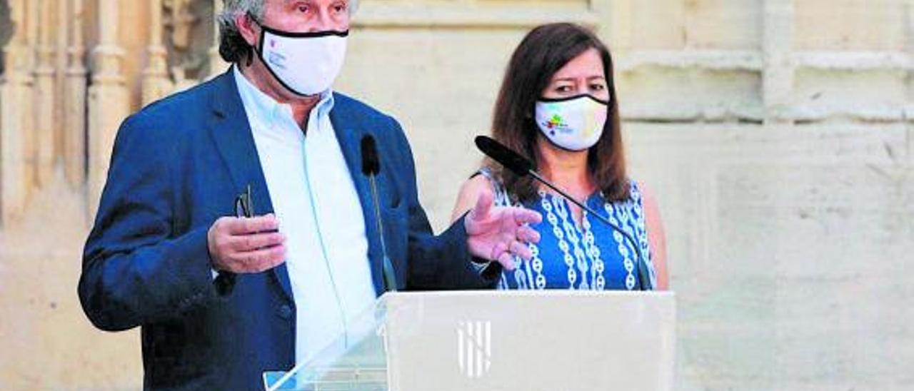 El conseller March, ayer en la presentación de la ley junto a la presidenta Armengol.