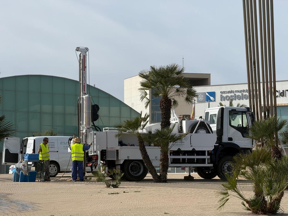 Operarios este viernes el Pont del Bimil·lenari.