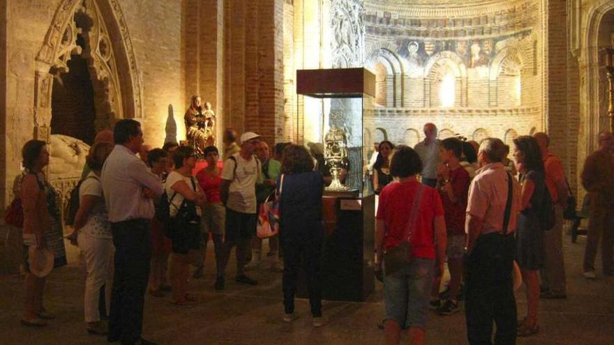 Los participantes en la visita guiada admiran la Custodia en la iglesia de San Lorenzo el Real. Foto