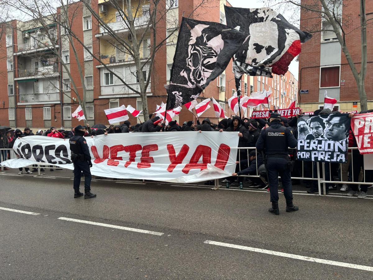 FOTOS: Indignación entre los aficionados azules por la suspensión del partido del Rayo Vallecano y el Real Oviedo FOTOS: Indignación entre los aficionados azules por la suspensión del partido del Rayo Vallecano y el Real Oviedo
