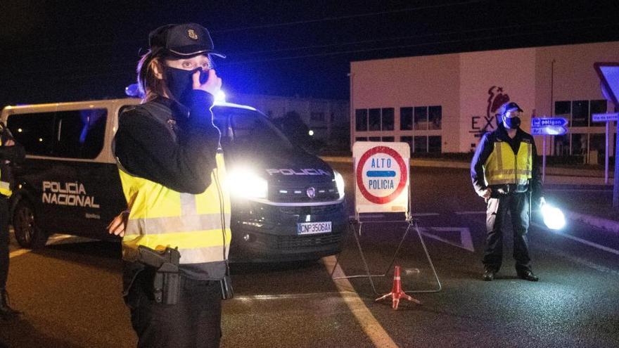 Patrullas de la Policía Nacional y la Policía Municipal controlan las entradas y salidas de Manacor.